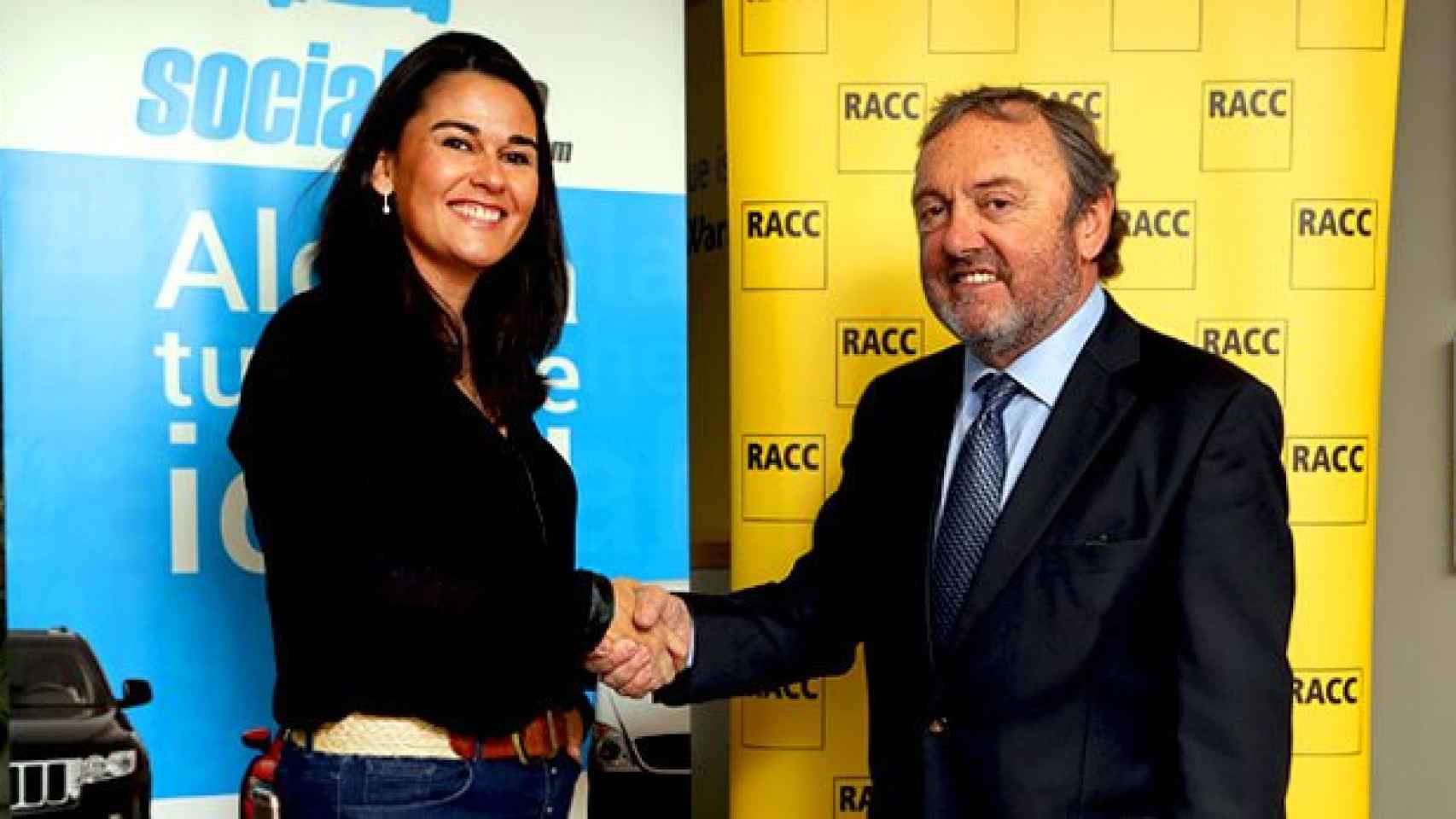 Mar Alarcón (i), consejera delegada de SocialCar, y Josep Mateu (d), presidente del RACC, en la fotografía oficial que anuncia el pacto de colaboración / CG