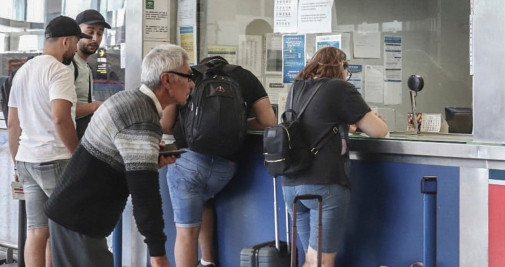 Clientes de Ryanair hacen cola en el aeropuerto de Málaga / EFE