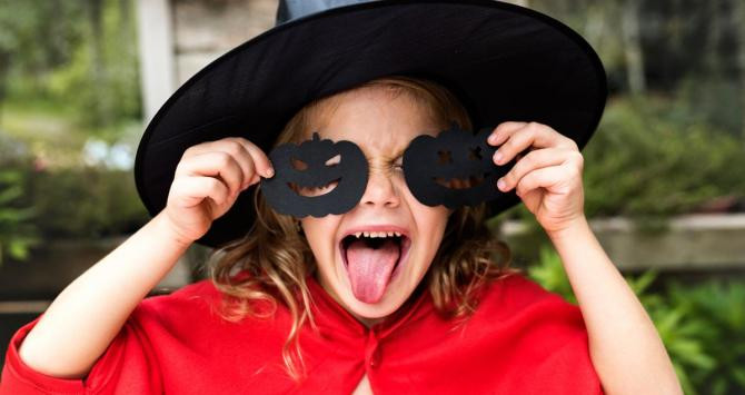 Una niña disfrazada en Halloween / FREEPIK