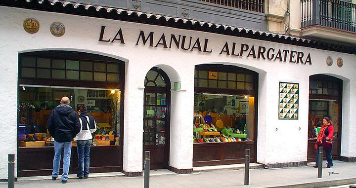 Fachada de La Manual Alpargatera, en la calle Avinyó, 7 de Barcelona / LA MANUAL ALPARGATERA