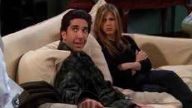 Ross y Rachel en el sofá que nunca subió por las escaleras / FRIENDS