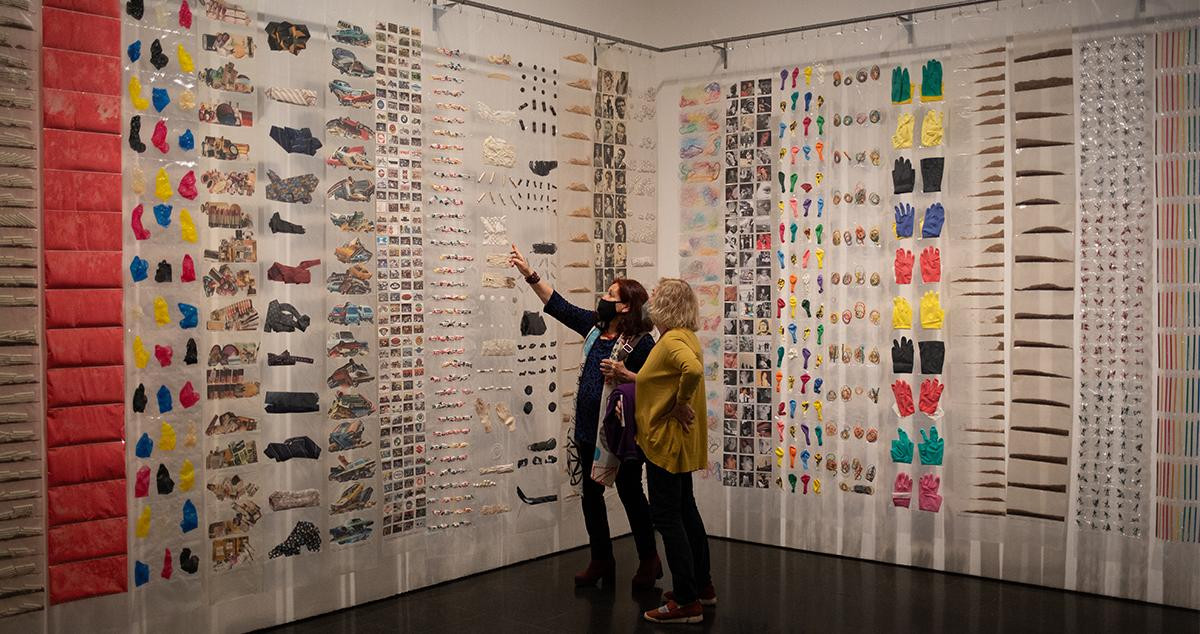 Dos mujeres visitan la exposición 'En tiempo real. La colección de Rafeael Tous de arte conceptual’, en el Macba / EUROPA PRESS