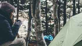 Una chica en uno de los mejores campings de Cataluña / Free-Photos EN PIXABAY