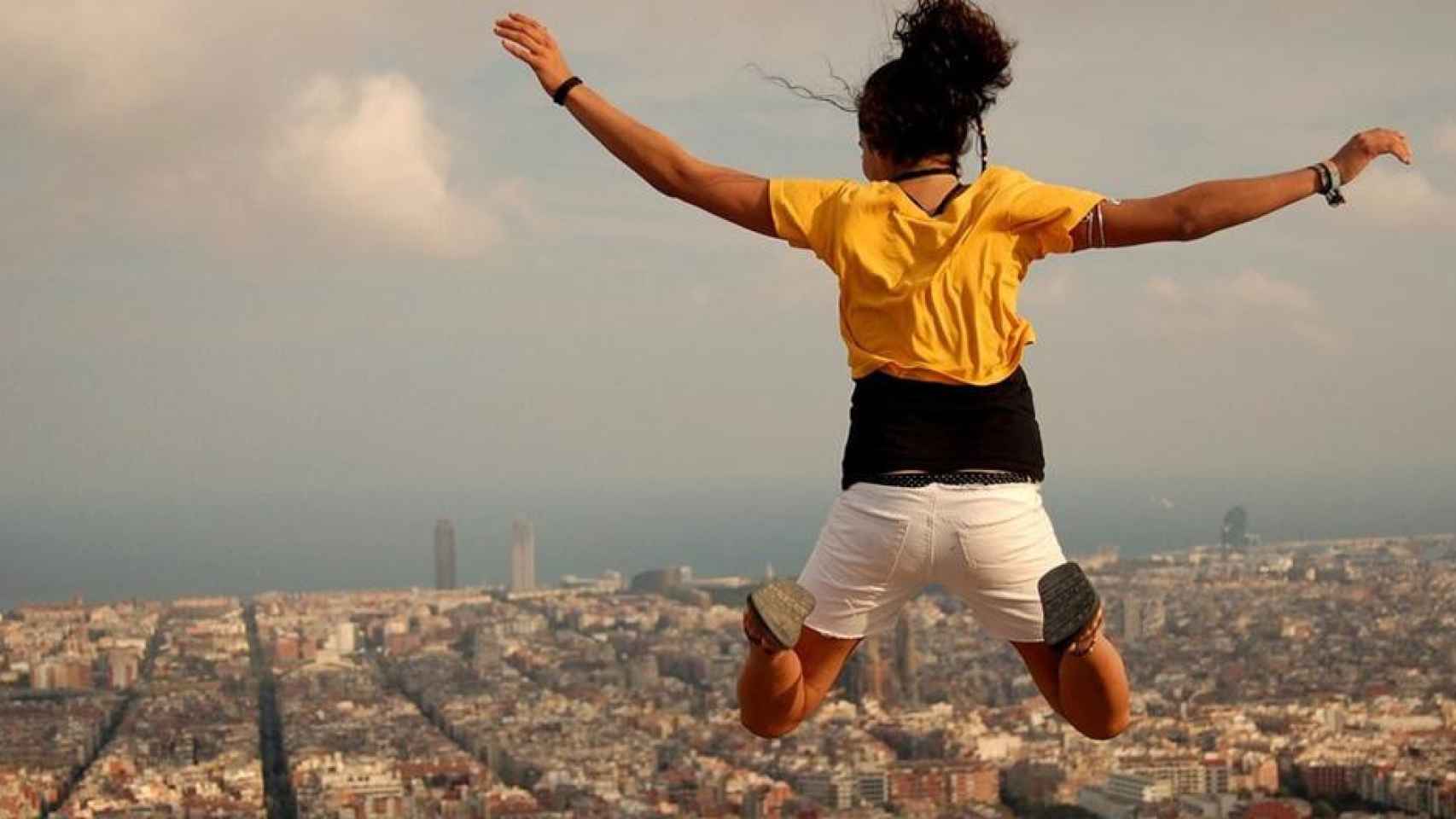Turista saltando en Barcelona / THIERRY LLANSADES - VISUALHUNT