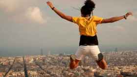 Turista saltando en Barcelona / THIERRY LLANSADES - VISUALHUNT