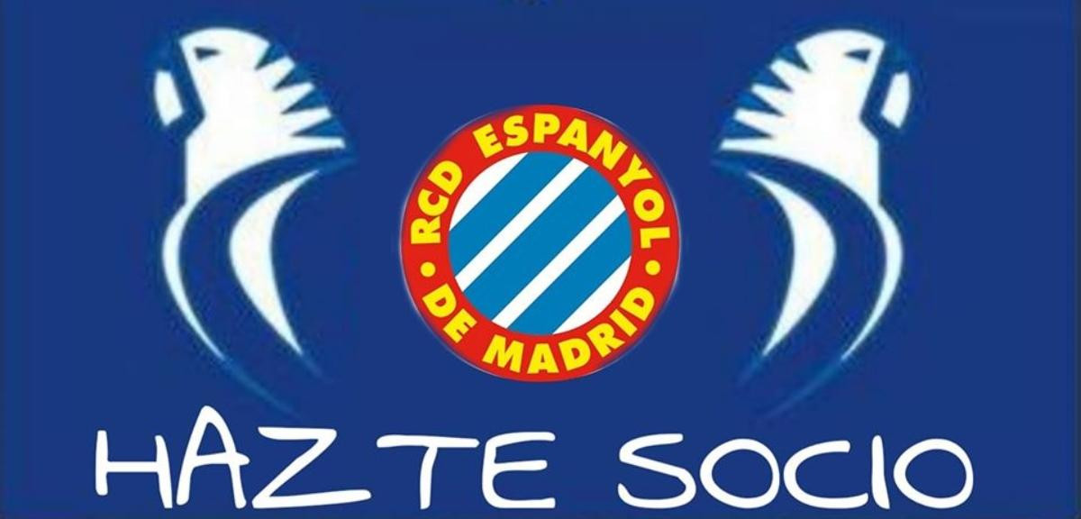 El escudo sin corona del Espanyol flanqueado por dos periquitos / RCDEM