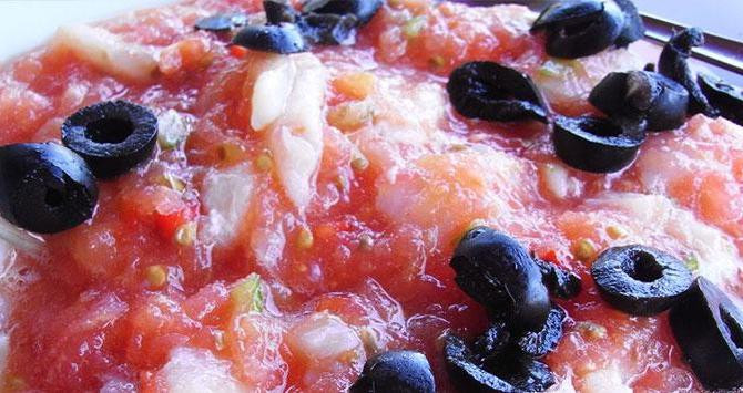 Esqueixada de bacalà, uno de los platos típicos de la gastronomía catalana / UNSPLASH