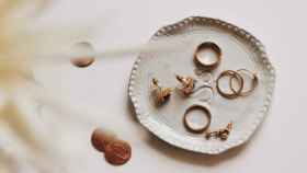 Varias joyas dispuestas en un plato de cerámica / Tessa Wilson en UNSPLASH