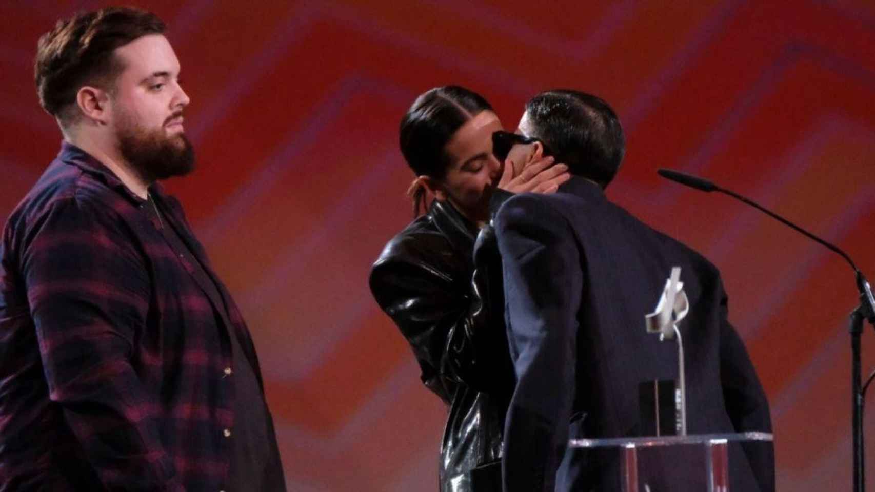 Rauw Alejandro y Rosalía se besan en LOS40 Music Awards junto a Ibai Llanos
