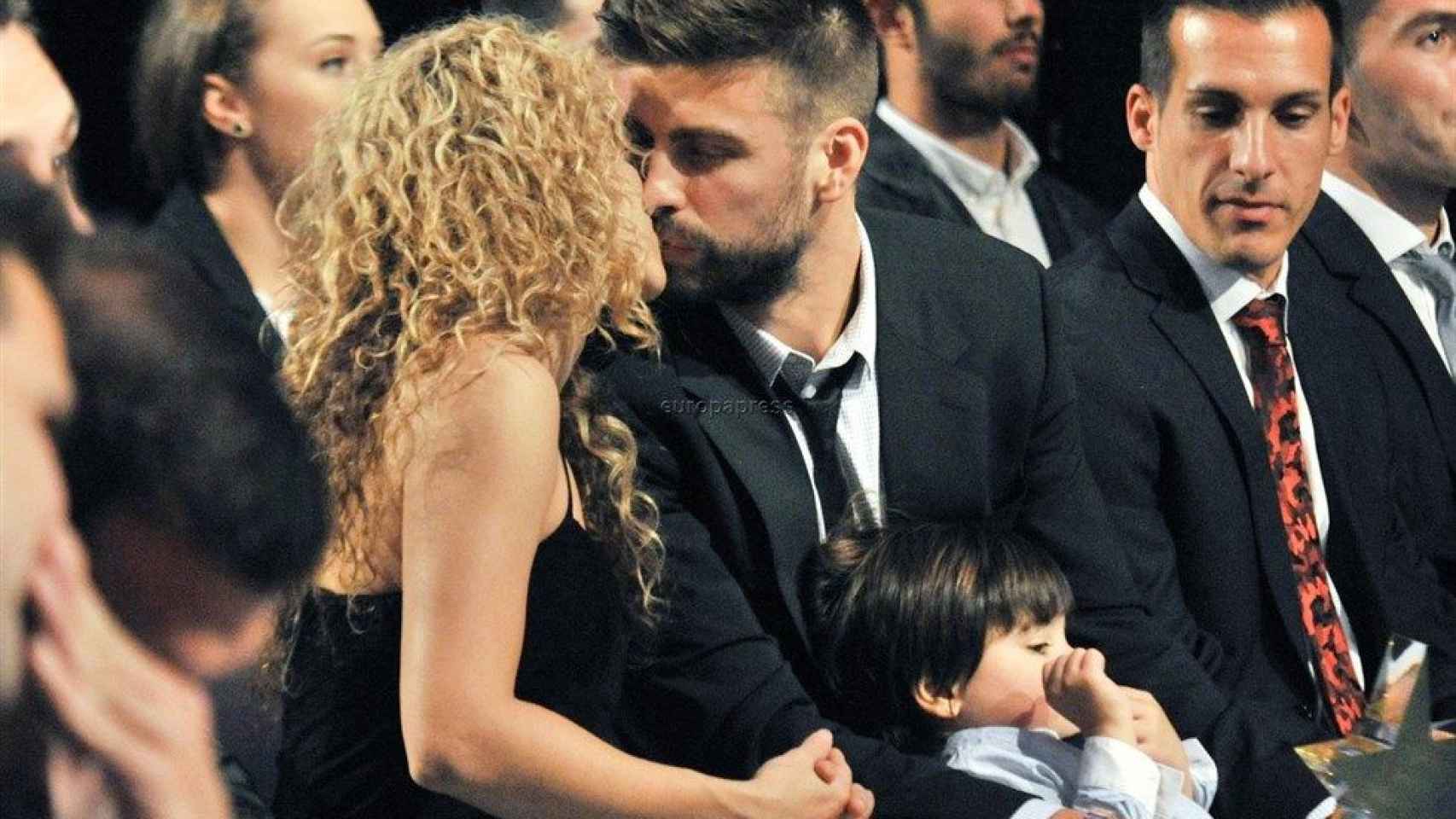 Piqué y Shakira se funden en un beso en una imagen de archivo / CG