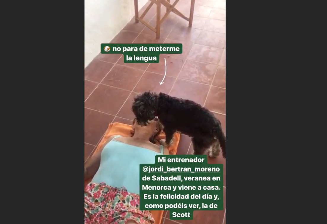 Mercedes Milá haciendo ejercicios y su perro Scott lamiéndole la boca / INSTAGRAM