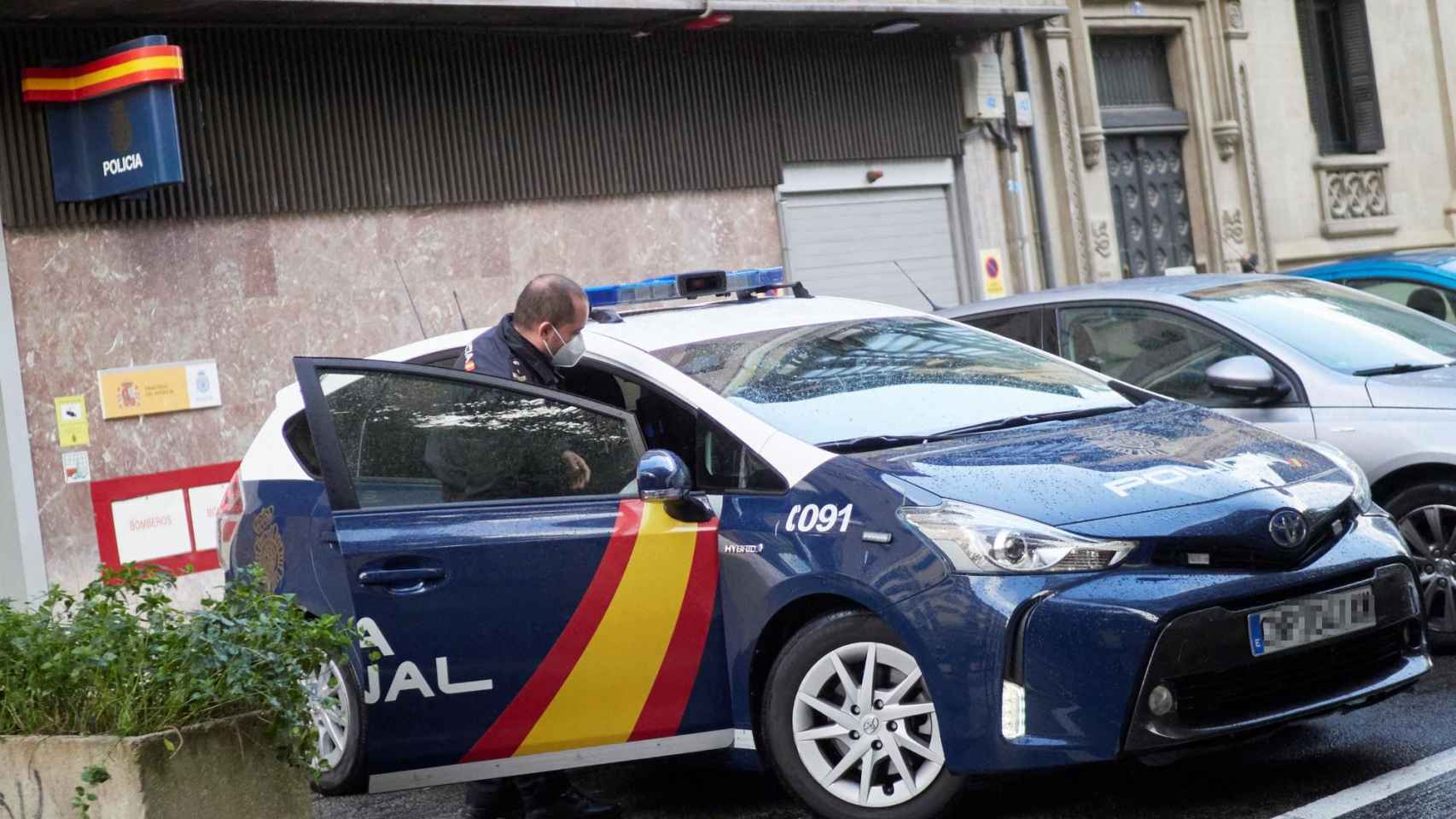Vehículo de la Policía Nacional en el que trasladaron al acusado / EP