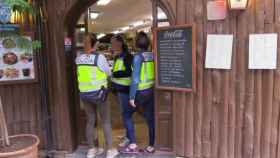 Agentes de policía en el restaurante donde forzaban a los empleados a trabajar 14 horas diarias por 40 euros / POLICÍA NACIONAL