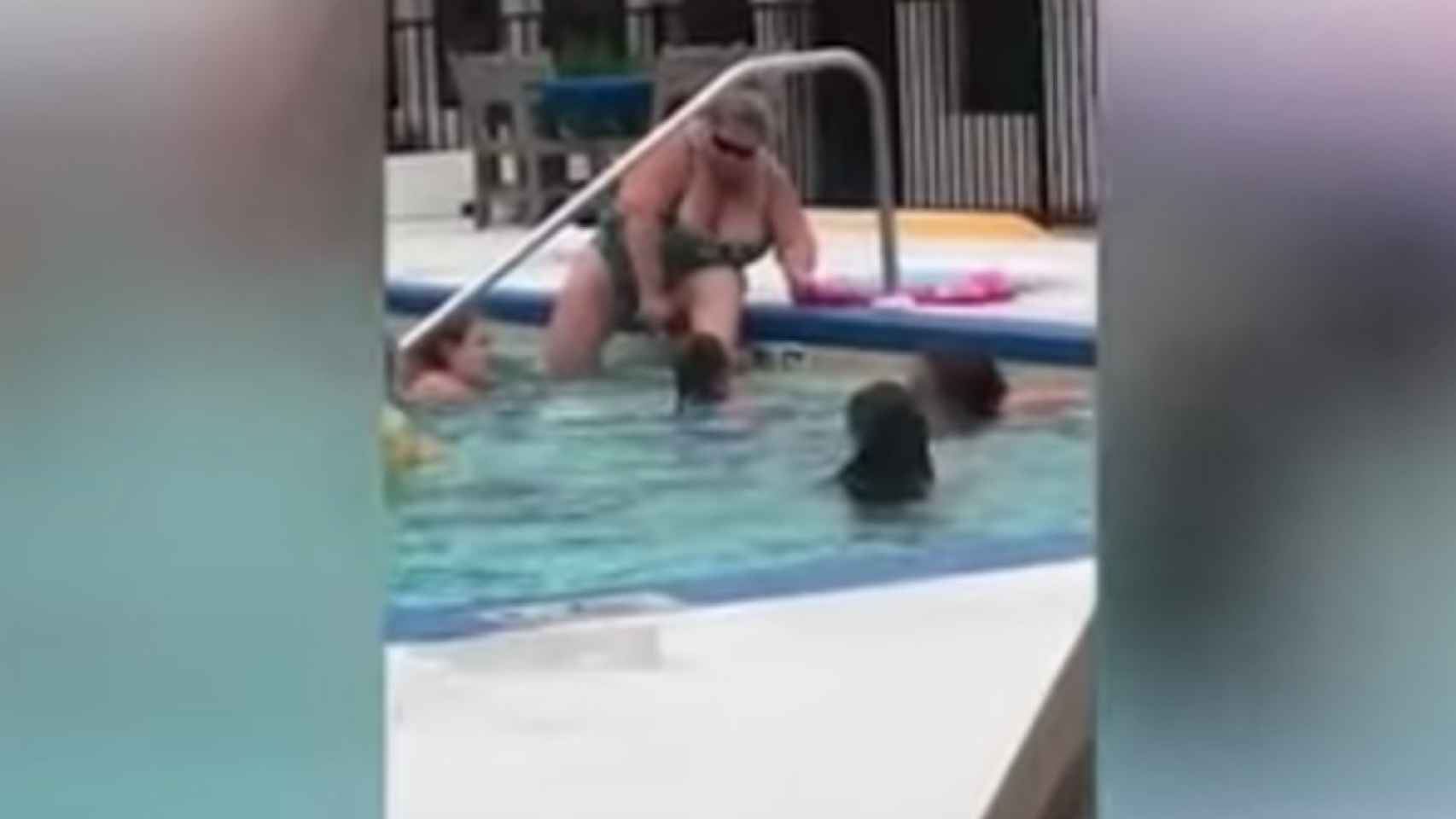Una foto de la mujer mientras se depila las piernas en la piscina