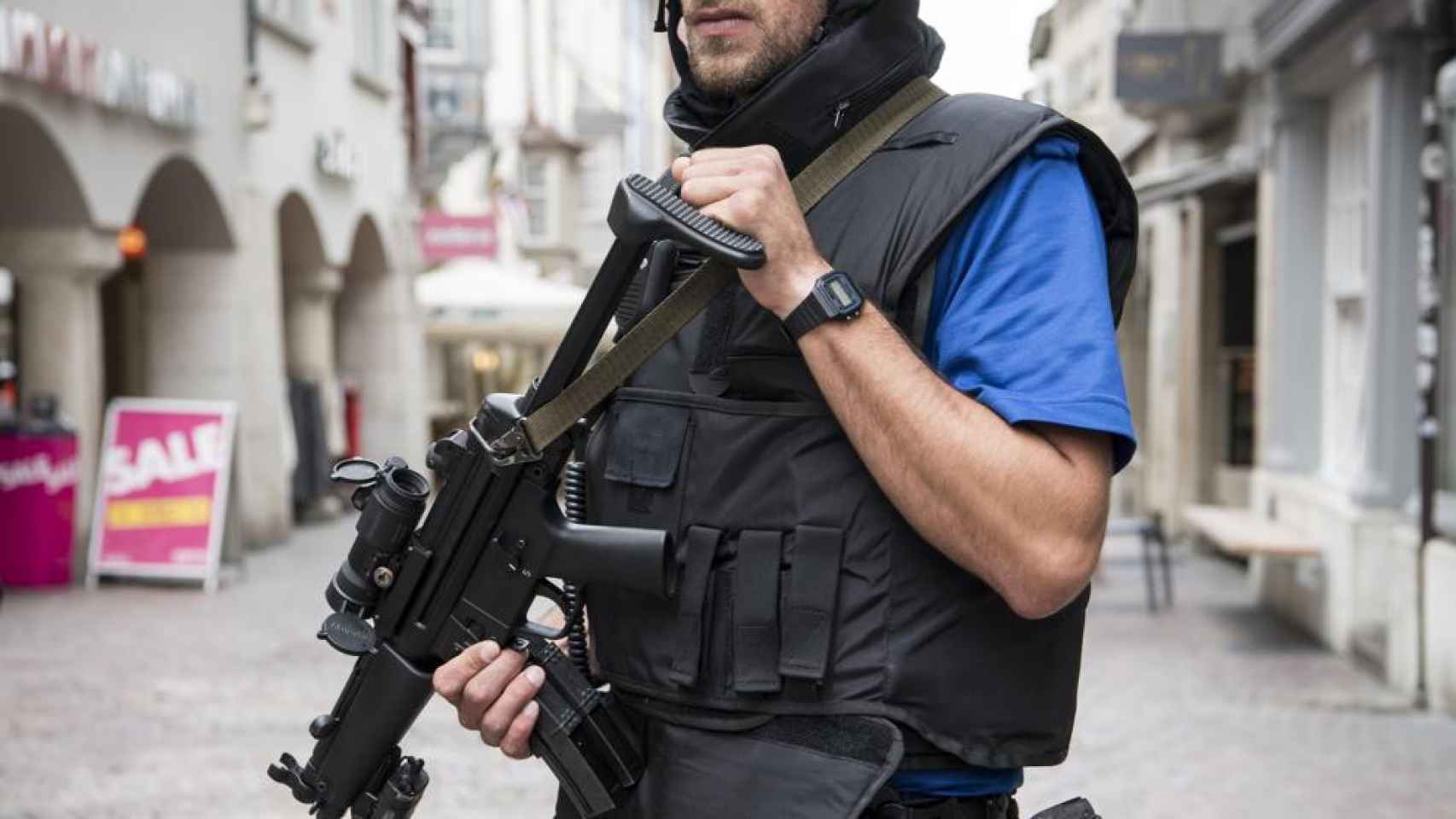 Un policía suizo en la ciudad de Schaffhausen tras el ataque / EFE