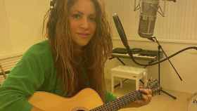 Shakira componiendo en su estudio