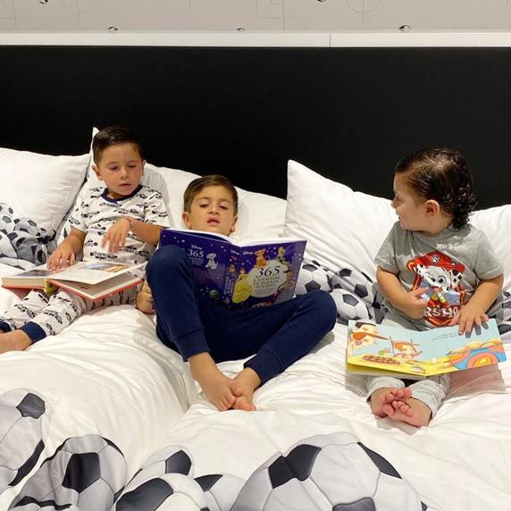Los hijos de Messi leyendo un libro