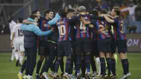 Euforia barcelonista: los jugadores del Barça festejan su victoria ante el Real Madrid en la final de la Supercopa : EFE