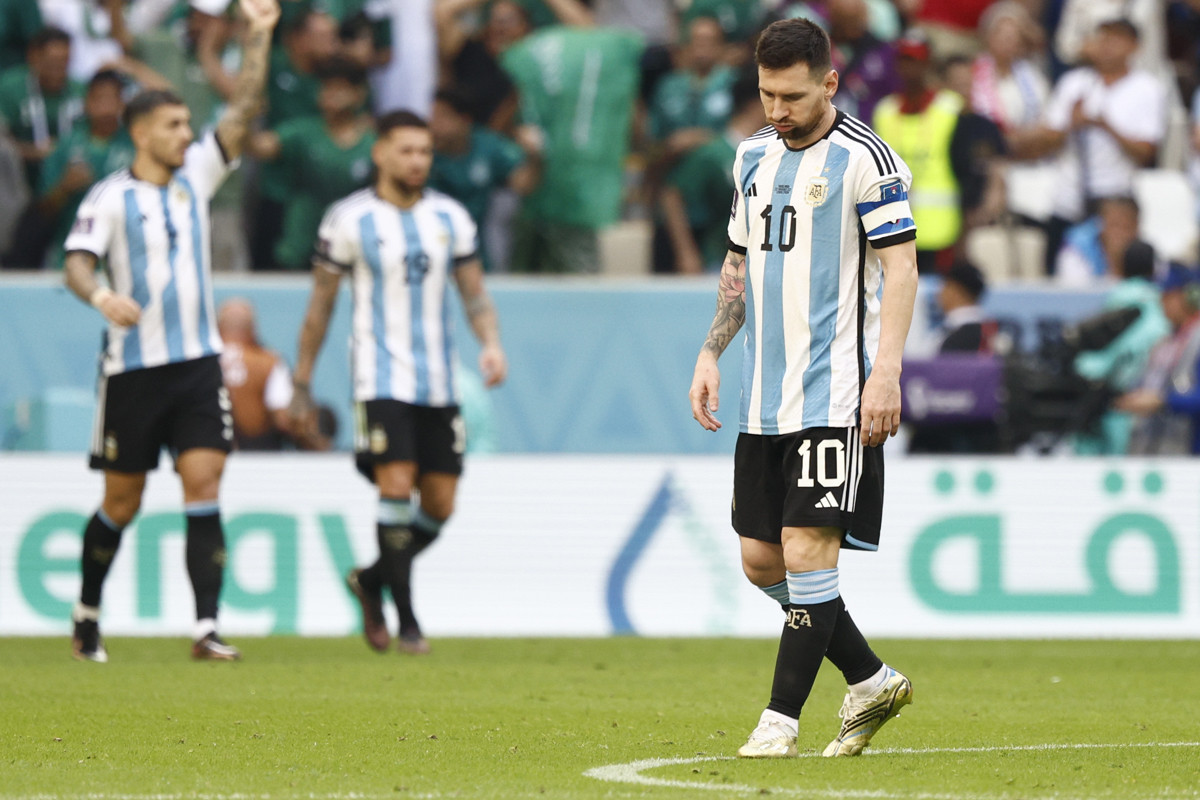 Leo Messi, cabizbajo tras uno de los goles de Arabia Saudí / EFE