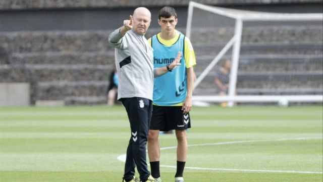 Pepe Mel habla con Pedri en un entrenamiento de la UD Las Palmas / UD LAS PALMAS