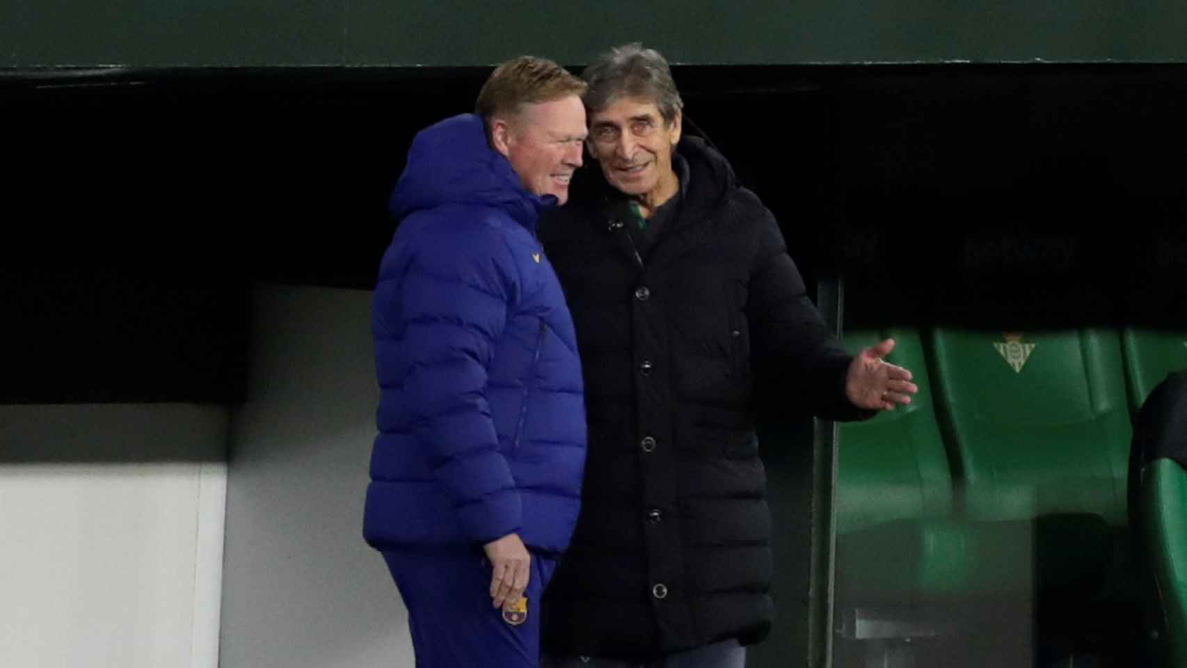 Koeman saludando a Pellegrini, ambos entrenadores de la Liga en 2021-2022 / EFE