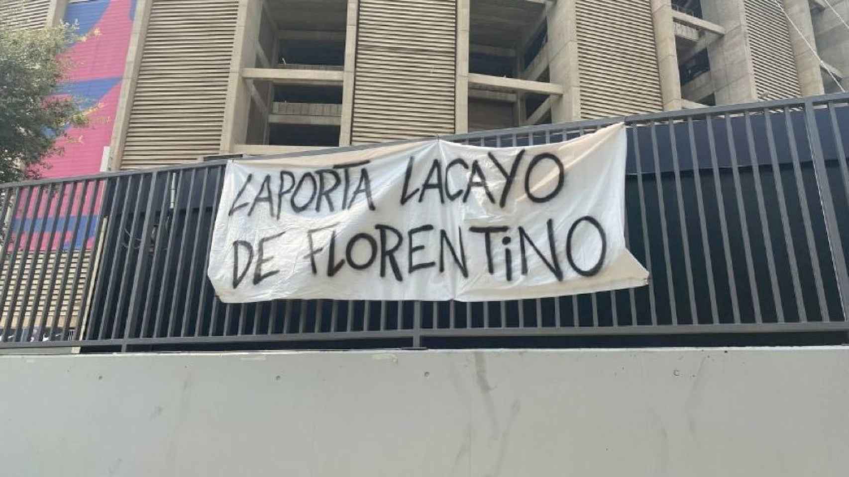 Pancartas en contra del presidente Joan Laporta / Twitter