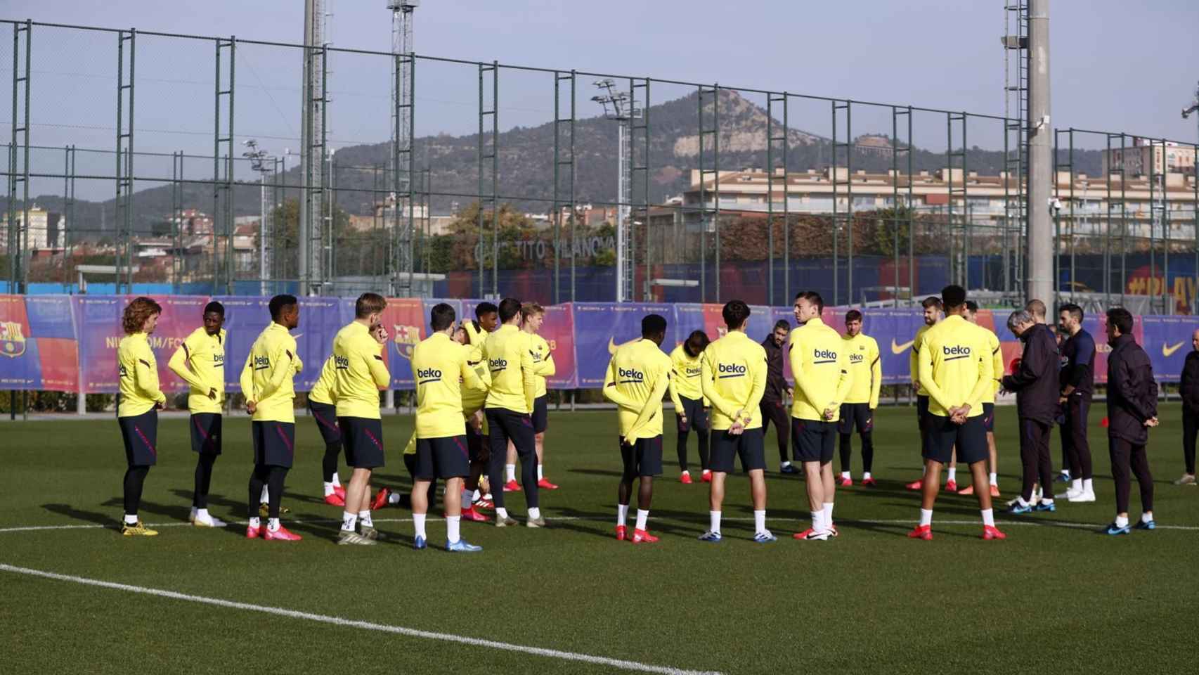 Los jugadores del Barça escuchando a Quique Setién / FC Barcelona