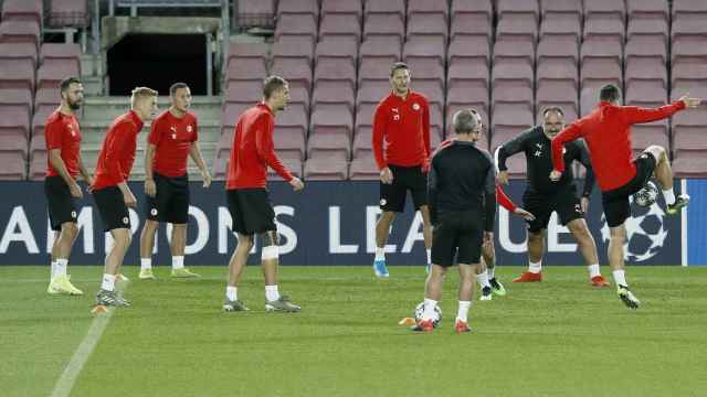 Los jugadores del Slavia de Praga antes del partido contra el Barça / EFE