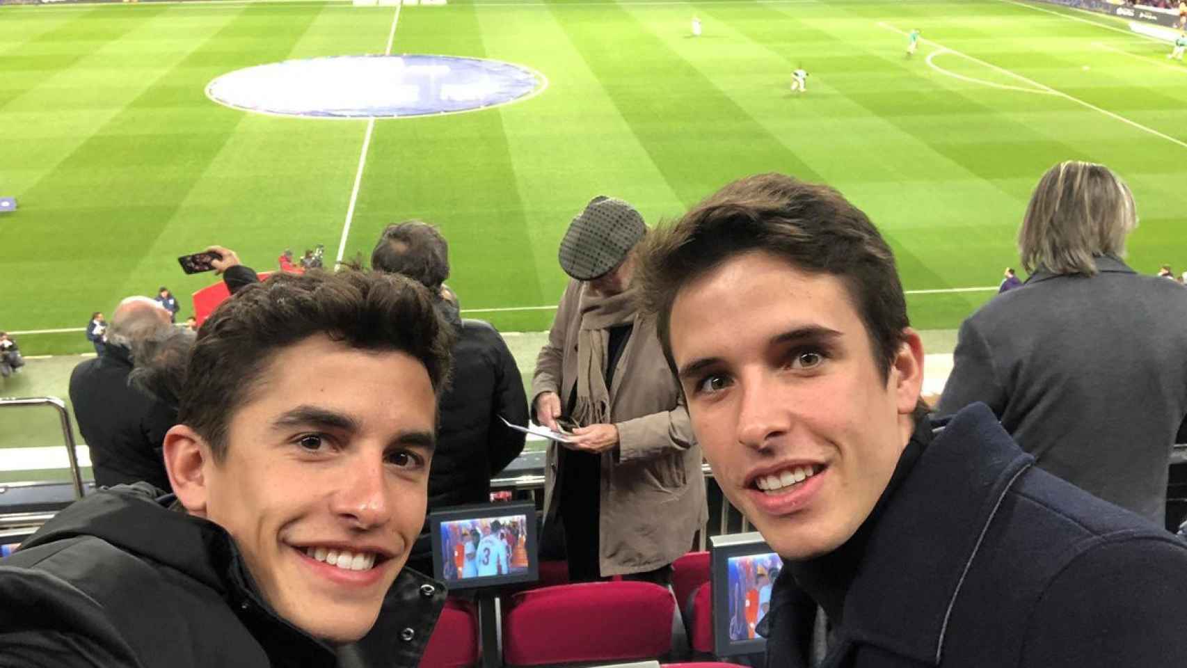 Marc Márquez con su hermano Álex en el Camp Nou / TWITTER