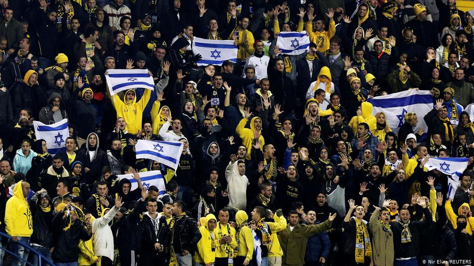 Aficionados del Beitar FC mostrando banderas de Israel / Redes