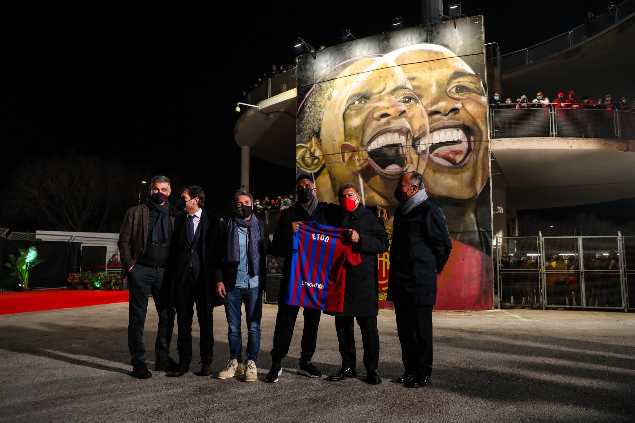 Samuel Eto'o, posando junto al mural que estrenaron en Mallorca / FCB
