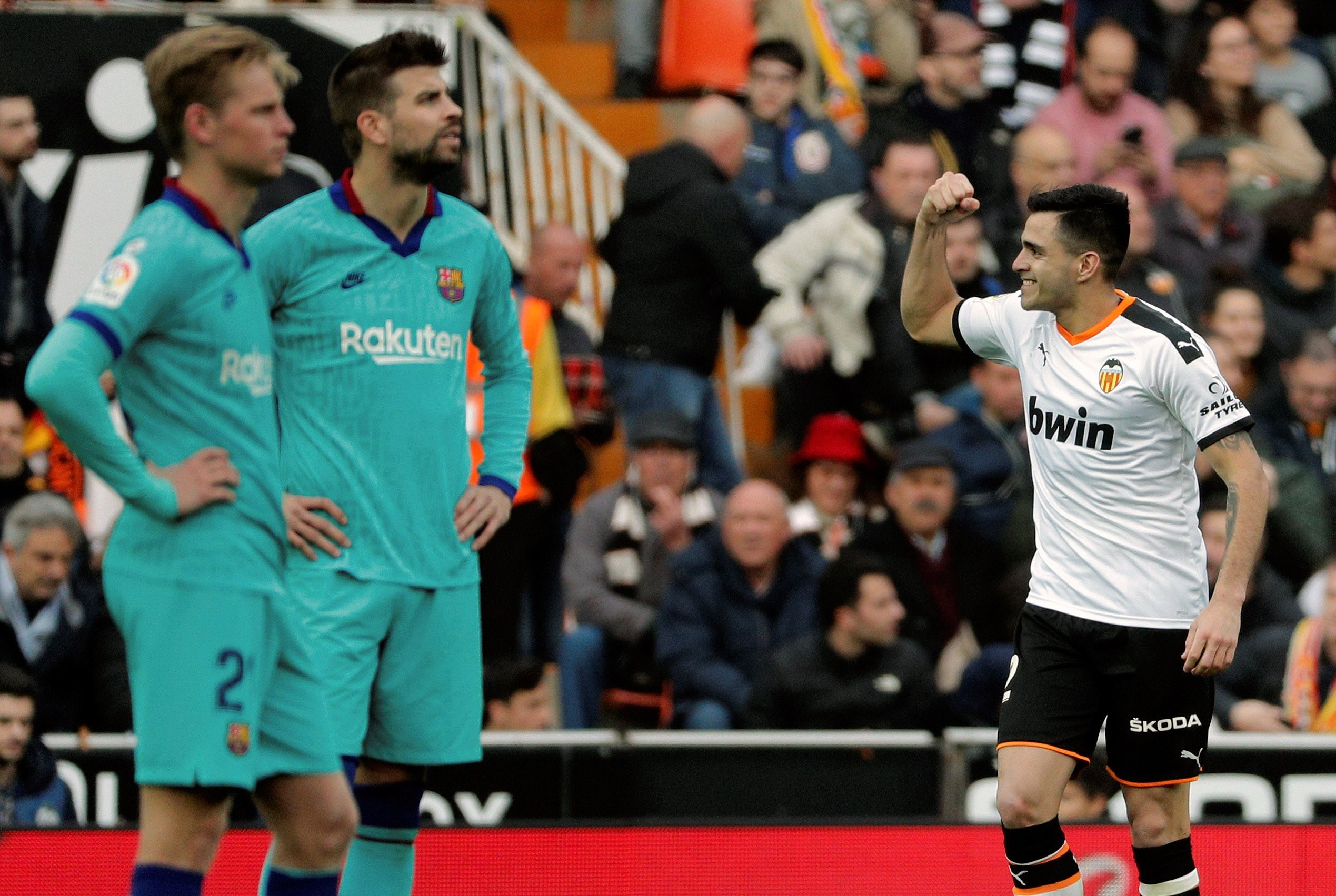 De Jong y Piqué mientras Maxi celebra el gol del Valencia / EFE