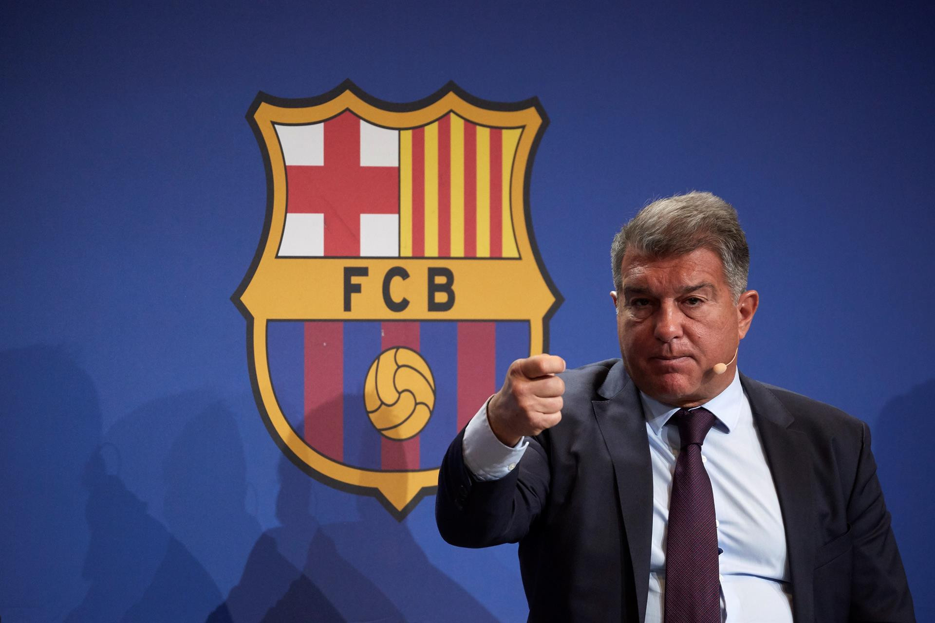 El presidente del Barça, Joan Laporta, acusa a Bartomeu de dilapidar 30 millones de euros / EFE