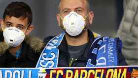 Dos aficionados del Barça-Nápoles, luciendo una mascarilla contra el coronavirus | REDES