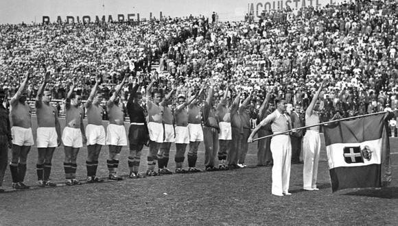 La selección de Italia saluda a Mussolini en el Mundial de 1934 / REDES