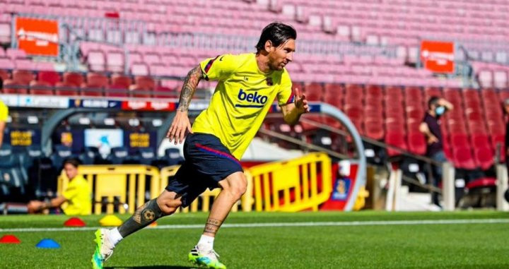 Leo Messi entrenando con la camiseta de entrenamiento / FC Barcelona
