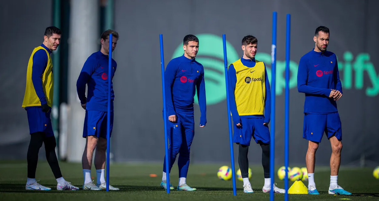 Los futbolistas del Barça de Xavi, en el entrenamiento previo al partido contra el Sevilla / FCB