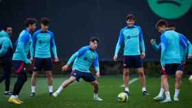 Los jugadores del Barça, bajo la lupa de Xavi, durante un entrenamiento del primer equipo / FCB