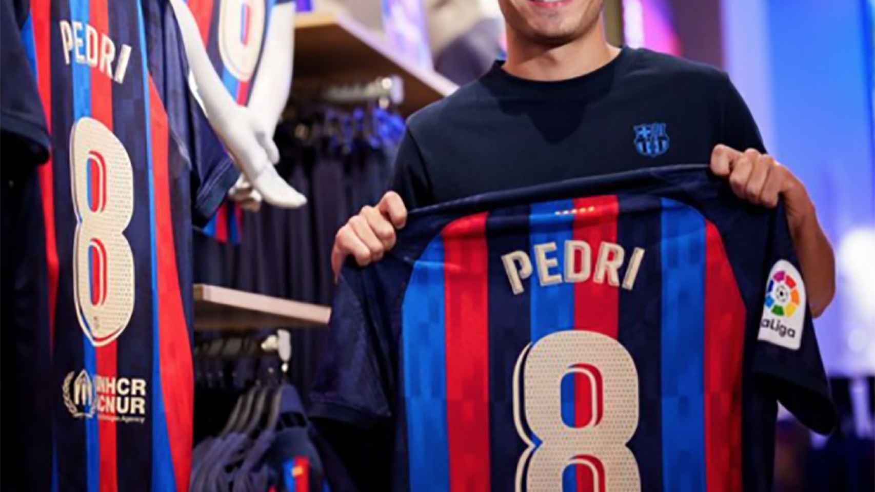 Pedri posa con su nueva camiseta en la Barça Store / FCB