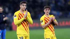 Nico y Gavi, aplaudiendo a la afición del Barça, en un partido en la Europa League / FCB