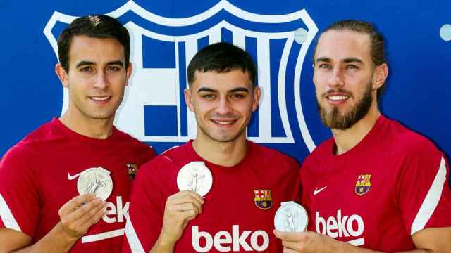 Eric García, Pedri y Mingueza posan con sus medallas de plata tras los Juegos / FCB