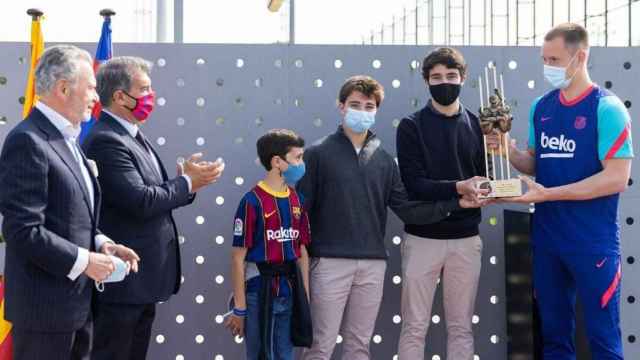 Ter Stegen, recibiendo de Laporta el Premio Memorial Aldo Rovira | FCB