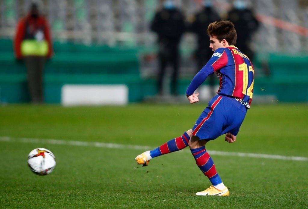 Riqui Puig lanzando el penalti decisivo contra la Real Sociedad / FC Barcelona