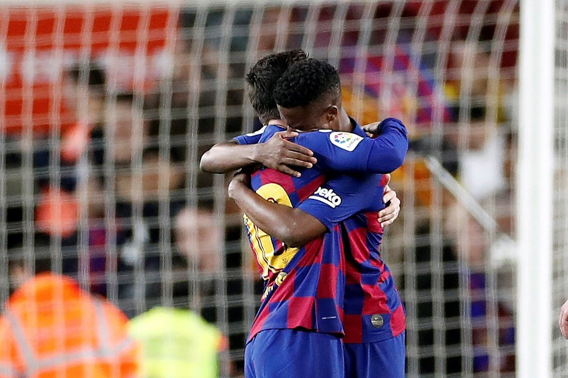 Ansu Fati y Leo Messi se abrazan tras desmontar al Levante / EFE