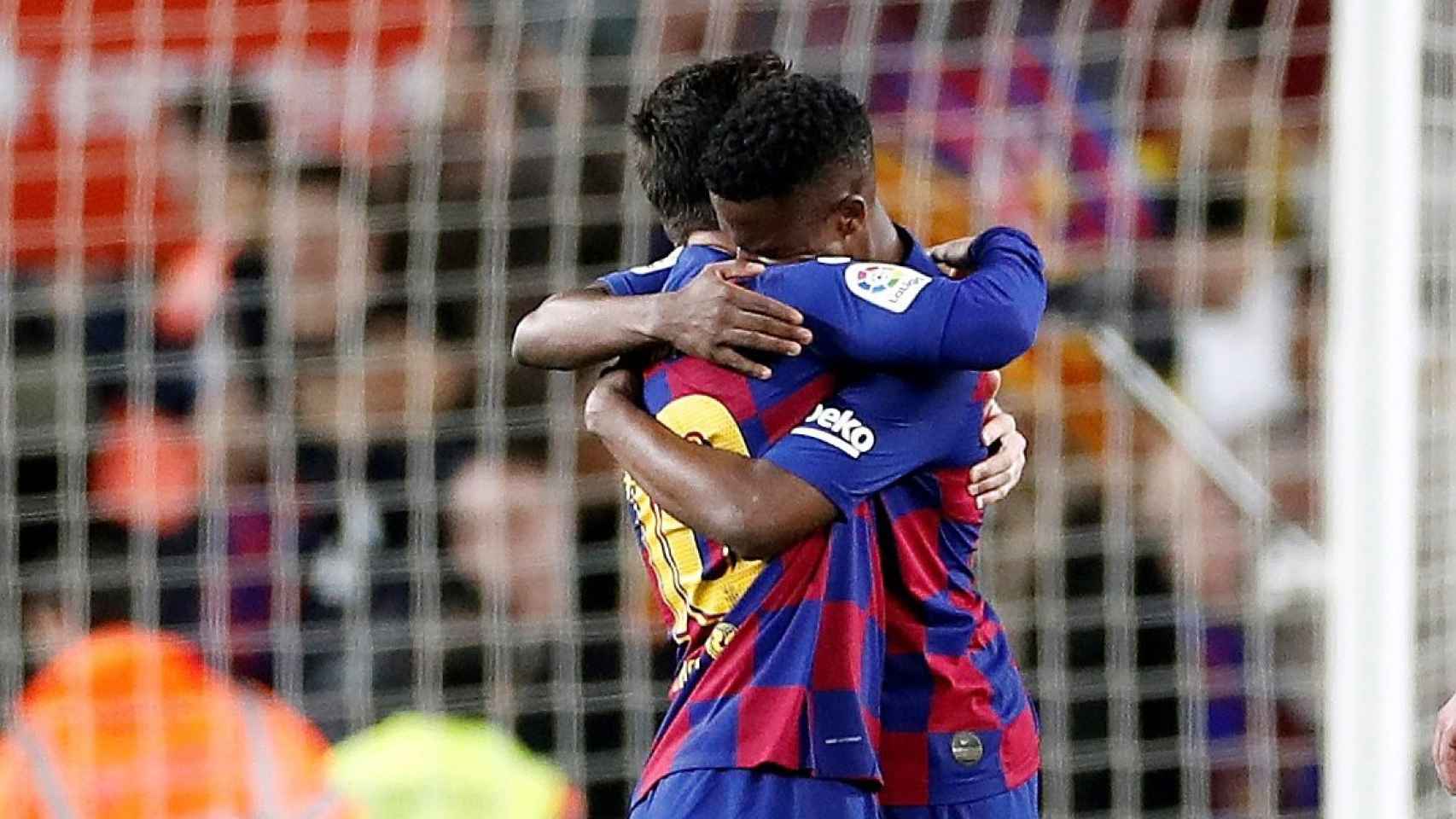 Ansu Fati y Leo Messi se abrazan tras desmontar al Levante / EFE