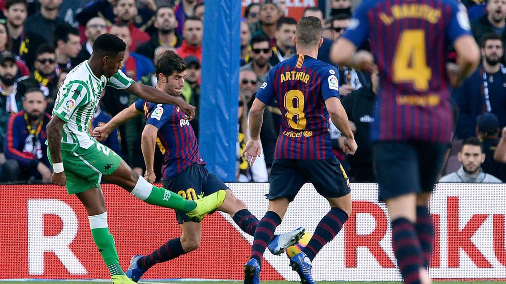 Junior Firpo marcando contra el Barça / EFE