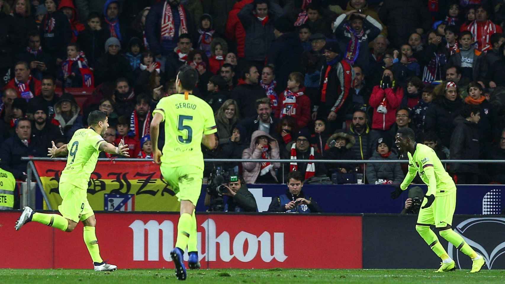 Luis Suárez y Busquets corren a celebrar el gol de Dembelé en el Metropolitano / EFE