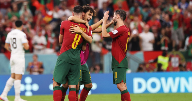 Joao Félix y Bernardo Silva felicitan a Bruno Fernandes por sus goles en el Portugal-Uruguay / EFE