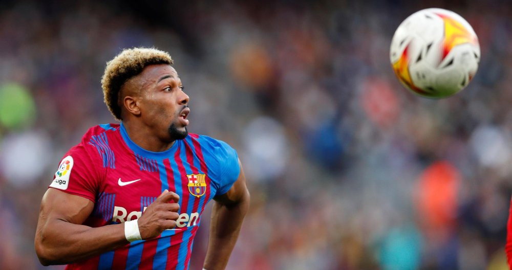 Adama Traoré controla el balón en el Barça-Atlético de este domingo / EFE