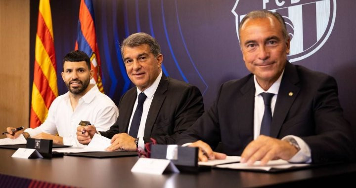 Agüero, tras firmar su nuevo contrato con el Barça, junto a Laporta y Yuste / FCB